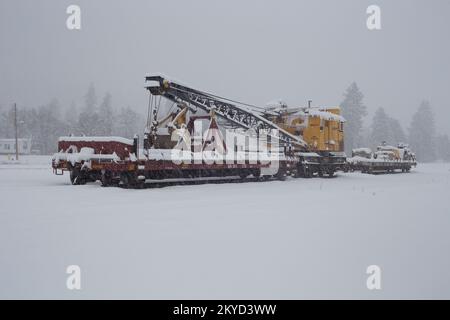 Una BNSF American Hoist & Derrick Co., modello 840 DE, 40-50 tonnellate, Diesel-Electric Locomotor Crane, nella neve, Troy, Montana. Foto Stock