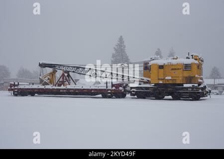 Una BNSF American Hoist & Derrick Co., modello 840 DE, 40-50 tonnellate, Diesel-Electric Locomotor Crane, nella neve, Troy, Montana. Foto Stock