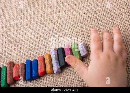 I bimbi a mano le matite di messa in linea su tela Foto Stock