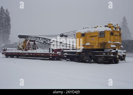 Una BNSF American Hoist & Derrick Co., modello 840 DE, 40-50 tonnellate, Diesel-Electric Locomotor Crane, nella neve, Troy, Montana. Foto Stock