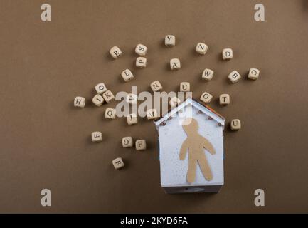 Letter cubes in legno e figurine uomo e casa modello Foto Stock