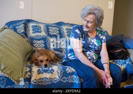 Mary Ann Wallace, sopravvissuta alle alluvioni, e il suo cane, Chi Chi, siediti su un divano all'interno dell'unità abitativa rialzata che FEMA le ha affittato all'inizio di questa settimana nell'ambito del programma di assistenza individuale del disastro. Mary Ann è grata che l'unità potrebbe essere collocata in modo sicuro sulla stessa proprietà della sua casa a Zachary che è stata danneggiata dalle inondazioni storiche del 2016 in Louisiana. Louisiana forti tempeste e inondazioni. Fotografie relative a disastri e programmi, attività e funzionari di gestione delle emergenze Foto Stock