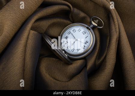 Orologio da tasca meccanico in stile retrò in tessuto Foto Stock