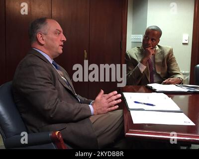 Il Governatore della Louisiana John Bel Edwards (a sinistra) si rivolge al Segretario aggiunto del Commercio per lo sviluppo economico, Jay Williams, durante un incontro per discutere lo stato della ripresa in Louisiana. Partner per la ripresa economica di tutti i livelli di governo hanno partecipato all'incontro nell'edificio del Campidoglio di Baton Rouge. Louisiana forti tempeste e inondazioni. Fotografie relative a disastri e programmi, attività e funzionari di gestione delle emergenze Foto Stock