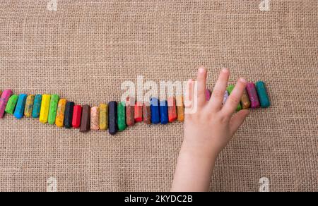 I bimbi a mano le matite di messa in linea su tela Foto Stock