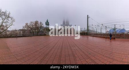 Heinrich-Boell-Platz, Cattedrale di Colonia, a sinistra la statua equestre dell'imperatore Guglielmo II, Colonia, Renania settentrionale-Vestfalia, Germania Foto Stock