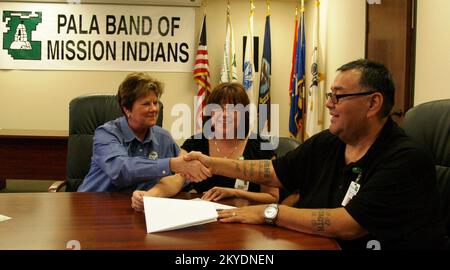 Grave tempesta - pala, Calif. , 4 marzo 2011 - (L-R) l'ufficiale federale di coordinamento della FEMA Sandy Coachman facilita la firma dell'accordo tribale della FEMA con il tesoriere Theresa J. Nieto della banda pala degli indiani d'missione e il presidente tribale Robert Smith. L'accordo tribale permetterà il finanziamento per contribuire a rimediare i danni sulla riserva di pala da una tempesta pesante di pioggia alla fine di dicembre 2010. California tempeste invernali, inondazioni, detriti e flussi di fango. Fotografie relative a disastri e programmi, attività e funzionari di gestione delle emergenze Foto Stock