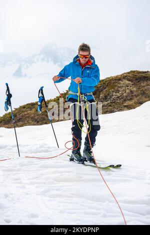 Esercizio di salvataggio in crevasse per gli ski-tour, gestione del rischio in inverno in montagna, Valle Neustift im Stubai, Tirolo, Austria Foto Stock