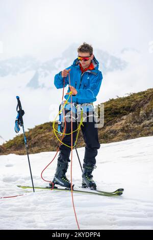 Esercizio di salvataggio in crevasse per gli ski-tour, gestione del rischio in inverno in montagna, Valle Neustift im Stubai, Tirolo, Austria Foto Stock