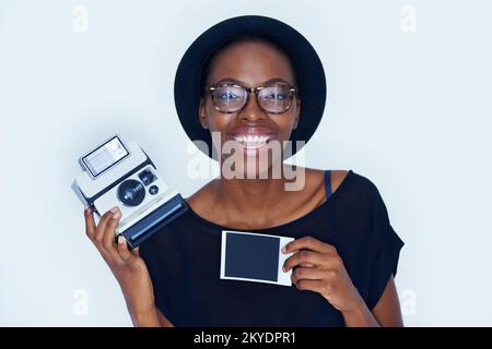 Divertimento con le fotocamere vintage. Una giovane donna che fa una fotografia di te. Foto Stock