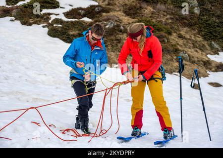 Esercizio di salvataggio in crevasse per gli ski-tour, gestione del rischio in inverno in montagna, Valle Neustift im Stubai, Tirolo, Austria Foto Stock