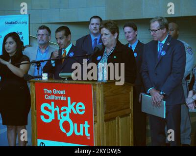 Los Angeles, Calif., 18 ottobre 2012 FEMA Region IX Administrator Nancy Ward si rivolge ai media a shakeout a Los Angeles a Union Station.. Fotografie relative a disastri e programmi, attività e funzionari di gestione delle emergenze Foto Stock