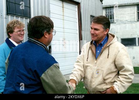 Gravi tempeste/inondazioni, East Grand Forks, Minnesota, 04/25/1997 il direttore della FEMA James Lee Witt parla con un sopravvissuto alle inondazioni a East Grand Forks, Minnesota. .. Fotografie relative a disastri e programmi, attività e funzionari di gestione delle emergenze Foto Stock