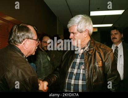 Gravi tempeste/alluvioni, East Grand Forks, MN, 04/25/1997 il Rep. Newt Gingrich parla con un residente del Minnesota degli sforzi di soccorso alle alluvioni. .. Fotografie relative a disastri e programmi, attività e funzionari di gestione delle emergenze Foto Stock