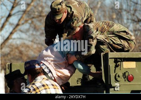 Forti tempeste/inondazioni, East Grand Forks, MN, 04/18/97 i guardiani nazionali aiutano una donna anziana a entrare in un camion mentre East Grand Forks viene evacuata. .. Fotografie relative a disastri e programmi, attività e funzionari di gestione delle emergenze Foto Stock