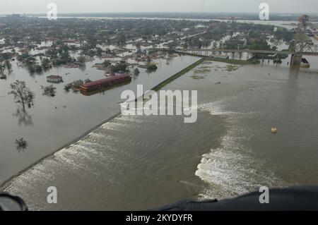 Uragano Katrina, New Orleans, LA, 30 agosto 2005 -- Fotografia aerea della rottura nella levea nel 9th ° rione. I quartieri di tutta la zona rimangono allagati a causa dell'uragano Katrina. Jocelyn Augustino/FEMA Foto Stock