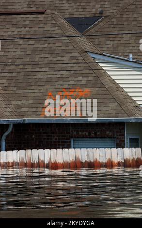 Hurricane Katrina, New Orleans, 30 agosto 2005 -- questa casa sommersa mostra il marchio lasciato da un Urban Search & Rescue Team (US&R) come ha cercato i sopravvissuti. New Orleans viene evacuata a seguito dell'uragano Katrina. Jocelyn Augustino/FEMA Foto Stock