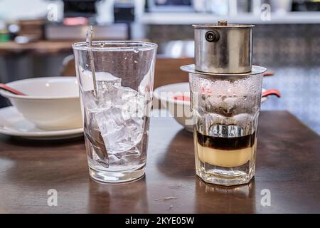 Caffè all'americana tradizionale vietnamita con latte condensato, CA Phe Sua da presso un bar ristorante Foto Stock