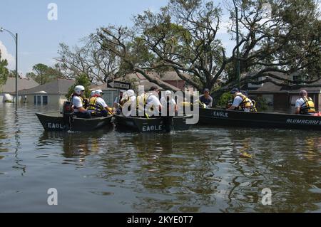 Uragano Katrina, New Orleans, LA, 31 agosto 2005 - i membri della FEMA Urban Search and Rescue (US&R) hanno un rapido briefing operativo nelle loro barche durante una ricerca di quartieri allagati. I team US&R sono a New Orleans in cerca di sopravvissuti e vittime dell'uragano Katrina mentre la città viene evacuata. Foto Stock