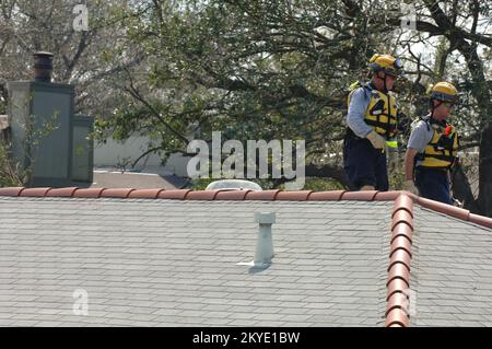 Uragano Katrina, New Orleans, LA, 31 agosto 2005 - i membri della task force FEMA Urban Search and Rescue (US&R) camminano sui tetti mentre cercano le case per i sopravvissuti e i defunti. New Orleans è allagata e viene evacuata a causa dell'uragano Katrina. Foto Stock