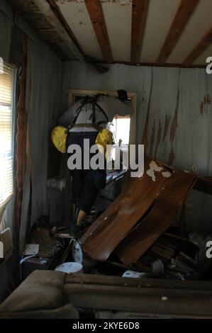 Uragano Katrina, Biloxi, MS, 3 settembre 2005 -- i membri della squadra di ricerca e salvataggio urbana dell'Indiana 1 cercano una casa danneggiata per le vittime dell'uragano Katrina. La costa del Golfo del Mississippi ha subito danni estremi a causa dell'uragano. Foto Stock