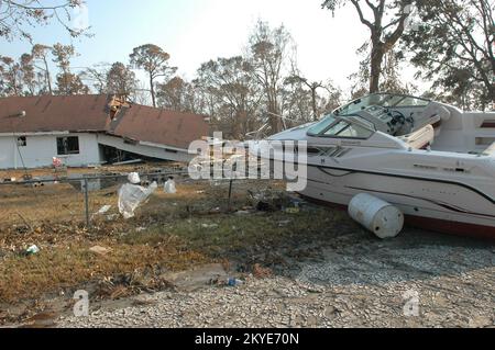 Uragano Katrina, Biloxi, Miss., 3 settembre 2005 -- case e barche danneggiate hanno spinto verso l'interno a Biloxi, Mississippi. L'uragano Katrina ha causato gravi danni lungo tutta la costa del golfo del Mississippi. Foto Stock