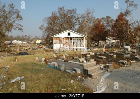 Uragano Katrina, Biloxi, signorina, 3 settembre 2005 -- le case hanno tacciato le loro fondazioni a Biloxi, Mississippi. L'uragano Katrina ha causato gravi danni lungo tutta la costa del golfo del Mississippi. Foto Stock