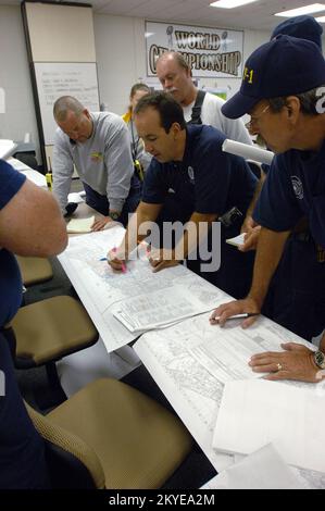 Uragano Katrina, New Orleans, LA, 5 settembre 2005 -- i membri del team di supporto agli incidenti FEMA e i leader della task force hanno pianificato le operazioni nelle aree colpite dall'uragano Katrina. Jocelyn Augustino/FEMA Foto Stock