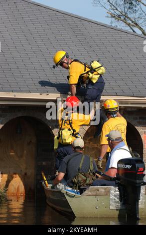 Uragano Katrina, New Orleans, LA, 6 settembre 2005 -- FEMA Urban Search and Rescue task Forces continuano le operazioni di ricerca nei quartieri colpiti dall'uragano Katrina. La Guardia Costiera DEGLI STATI UNITI aiuta le operazioni con fornire barche. Jocelyn Augustino/FEMA Foto Stock