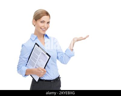 Ive la documentazione proprio qui. Ritratto di una giovane donna d'affari attraente che tiene un clipboard. Foto Stock