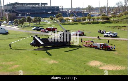 Uragano Katrina, New Orleans, LA, 7 settembre 2005 -- i membri della FEMA Urban Search and Rescue ritornano alla base della zona di atterraggio delle operazioni dopo la ricerca nelle aree colpite dall'uragano Katriana. Jocelyn Augustino/FEMA Foto Stock
