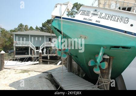 Uragano Katrina, Biloxi, signorina, 12 settembre 2005 -- Una barca è stata spostata dall'acqua e lasciata su questo molo dall'uragano Katrina. Foto Stock