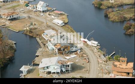 Uragano Katrina, Christian Pass, MS., 9/19/2005 -- Vista aerea di case e detriti con barche a terra. Il Mississippi è stato pesantemente danneggiato dall'uragano Katrina. Andrea Booher/FEMA Foto Stock