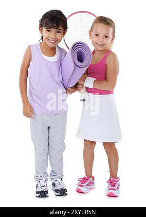Non vedono l'ora di iniziare. Ritratto di due bambine in abbigliamento sportivo isolato su bianco. Foto Stock
