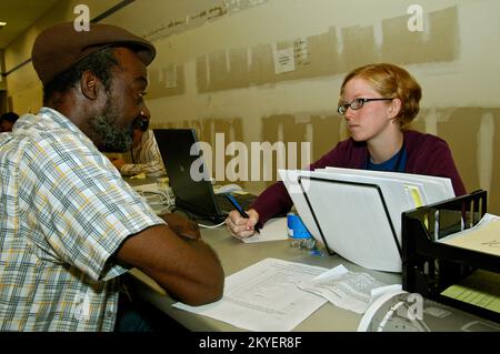 Uragano Katrina, LaPlace, LaPlace, 8 ottobre 2005 - Ashley Kusick (a destra), un insegnante di scuola superiore lasciato senza lavoro quando l'uragano Katrina ha colpito New Orleans, è stato assunto dalla FEMA ed è ora in formazione per diventare un responsabile del Centro di recupero di emergenza presso la LaPlace DRC al 160 Belle Terre; Anche la sua vecchia scuola, la Landry High School, è ora una RDC. Ashley è un membro del programma 'Teach for America' che assicura l'occupazione per i nuovi insegnanti nelle scuole della città interna e delle zone a basso reddito intorno alla nazione. Vinci Henderson/FEMA Foto Stock