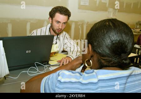 Uragano Katrina/Hurricane Rita, LaPlace, LaPlace, 8 ottobre 2005 - Dan Waldman (a sinistra), lasciato senza lavoro come insegnante di scuola superiore presso la Signature Centers High School di New Orleans, quando è stato allagato dall'uragano Katrina, è stato assunto dalla FEMA ed è ora al LaPlace Disaster Recovery Center, 160 Belle Terre, ed è in formazione per diventare un manager della RDC. È un membro del programma 'Teach for America' che mette i nuovi insegnanti nelle scuole della città interna e delle zone a basso reddito intorno alla nazione. Vinci Henderson/FEMA Foto Stock