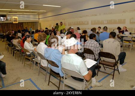 Uragano Katrina/Hurricane Rita, LaPlace, la., 8 ottobre 2005 - i candidati aspettano un Centro di recupero di emergenza, 160 Belle Terre, per incontrare uno o più rappresentanti di agenici che forniscono programmi di assistenza. Questa RDC è uno dei 30 attualmente aperto in tutto lo stato per aiutare coloro che hanno chiesto aiuto attraverso la FEMA a recuperare dai danni e le perdite causati dagli uragani Katrina e Rita. Vinci Henderson/FEMA Foto Stock