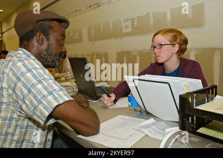 Uragano Katrina, LaPlace, LaPlace, 8 ottobre 2005 - Ashley Kusick (a destra), un insegnante di scuola superiore lasciato senza lavoro quando l'uragano Katrina ha colpito New Orleans, è stato assunto dalla FEMA ed è ora in formazione per diventare un responsabile del Centro di recupero di emergenza presso la LaPlace DRC al 160 Belle Terre; Anche la sua vecchia scuola, la Landry High School di New Orleans, è ora una RDC. Ashley è un membro del programma 'Teach for America' che assicura l'impiego di nuovi insegnanti nelle scuole di città interne della nazione. Vinci Henderson/FEMA Foto Stock