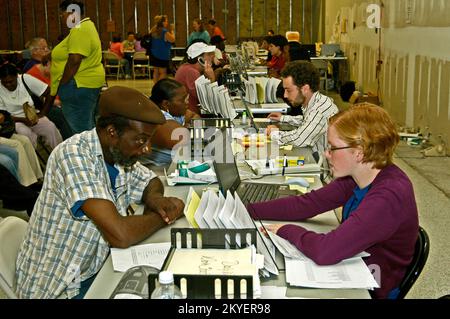 Hurricane Katrina, LaPlace, la., 8 ottobre 2005 - Ashley Kusick (a destra) e Dan Waldman (2nd da destra), membri del programma 'Teach for America' che colloca i nuovi insegnanti nelle scuole della città e delle zone a basso reddito, sono stati lasciati senza lavoro a New Orleans quando l'uragano Katrina ha colpito la città. Assunti dalla FEMA, sono ora al LaPlace Disaster Recover Center, 160 Belle Terre, e in formazione per diventare manager della RDC. Vinci Henderson/FEMA Foto Stock