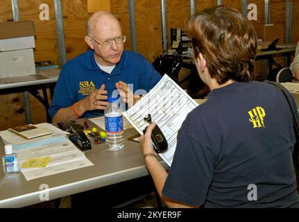 Hurricane Katrina/Hurricane Rita, LaPlace, LaPlace, 8 ottobre 2005 - Un rappresentante degli Stati Uniti La Small Business Administration, parte del personale degli agenti delle agenzie per le catastrofi che attualmente servono i candidati al Centro di recupero delle catastrofi, 160 Belle Terre, illustra i dettagli dei prestiti per le catastrofi a basso interesse a disposizione dei proprietari di case e affittuari per danni e perdite causati dagli uragani Katrina e Rita. L'ASB è solo una delle molte agenzie che incontrano uno a uno con i candidati per l'assistenza in caso di catastrofi presso 30 RDC attualmente operanti in tutto lo stato. Vinci Henderson/FEMA Foto Stock