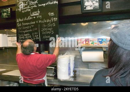 Hurricane Katrina, New Orleans, LA., 10/15/2005 -- John Amato, partner del ristorante della madre, prepara il menu speciale per il primo giorno di apertura dall'uragano Katrina. Il ristorante Mother's è una tradizione locale di lunga data a New Orleans. Foto FEMA/Andrea Booher Foto Stock