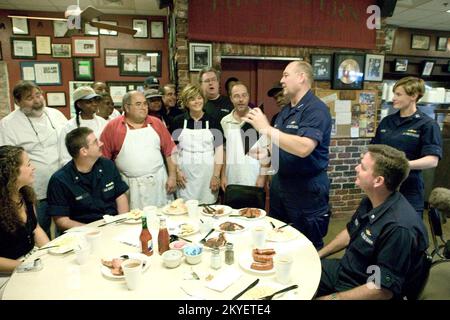 Uragano Katrina, New Orleans, LA, 10/15/2005 -- Vice ammiraglio della Guardia Costiera, Thad Allen visita con il personale del ristorante della Madre e presenta una foto il loro primo giorno aperto dopo l'uragano Katrina. Il ristorante Mother's è una tradizione locale di lunga data a New Orleans. Foto FEMA/Andrea Booher Foto Stock
