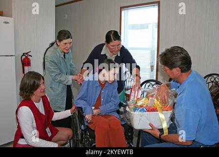 Uragano Katrina/Hurricane Rita, Baton Rouge, LA 19 ottobre 2005 - i lavoratori della Croce Rossa assistono tre sorelle mentre si trasferiscono in una casa mobile appositamente attrezzata fornita dalla FEMA per gli sfollati dell'uragano con esigenze speciali. Le suore finalmente avevano un posto per chiamare casa dopo aver vissuto in un grande rifugio per settimane. Foto Stock