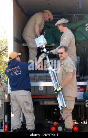 Uragano Katrina, Plantation, FL, 27 ottobre 2005 -- i membri delle squadre di assistenza medica di disastro di FEMA scaricano le forniture per installare una base delle operazioni per vedere i pazienti al centro medico regionale di Westside. Il team DMAT è qui per aiutare l'aumento dei pazienti al pronto soccorso a causa dell'uragano Wilma. Jocelyn Augustino/FEMA Foto Stock