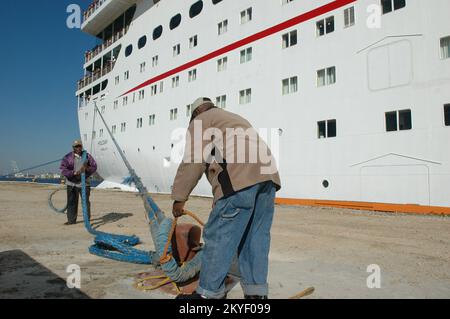 Uragano Katrina, Pascagoula, signorina, 29 ottobre 2005 -- la nave da crociera di Carnevale Holiday attracca a Pascagoula, signorina dopo aver navigato da Mobile, Ala. Oggi. La nave viene utilizzata per ospitare temporaneamente i residenti del Mississippi sfollati dall'uragano Katrina. Foto Stock