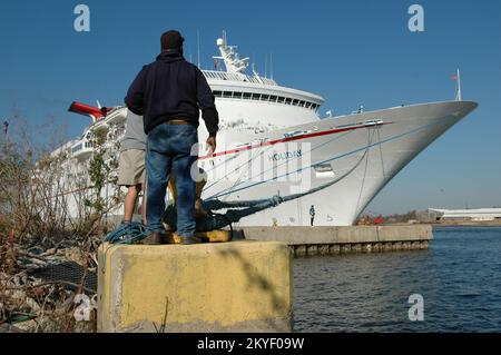 Uragano Katrina, Pascagoula, signorina, 29 ottobre 2005 -- la nave da crociera di Carnevale Holiday è legata a Pascagoula, signorina oggi dopo aver navigato da Mobile, Ala. La nave viene utilizzata per ospitare temporaneamente i residenti del Mississippi sfollati dall'uragano Katrina. Foto Stock