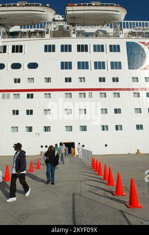 Uragano Katrina, Pascagoula, signorina, 29 ottobre 2005 -- i residenti del Mississippi che usano la nave da crociera di Carnevale Holiday per l'alloggiamento provvisorio scendono al relativo nuovo porto di chiamata, Pascagoula. Il Mississippi ha accolto la nave e i suoi residenti temporanei di nuovo a casa oggi. Foto Stock