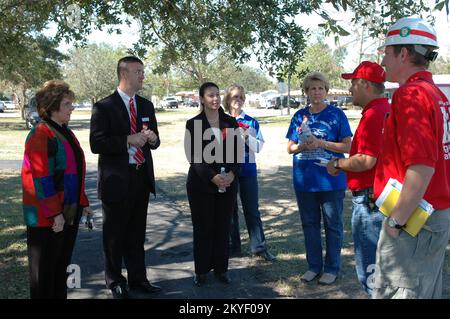 Uragano Katrina, Ocean Springs, Miss., 28 ottobre 2005 -- Stati Uniti Il corpo dell'esercito del personale degli ingegneri saluta gli Stati Uniti Tesoriere Anna Cabral (centro) al loro progetto presso la scuola elementare Oak Park di Ocean Springs. Molte scuole della costa del Mississippi sono state distrutte o danneggiate dall'uragano Katrina. Foto Stock