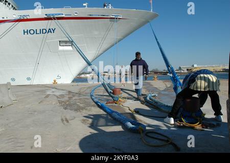 Uragano Katrina, Pascagoula, signorina, 29 ottobre 2005 -- la nave da crociera di Carnevale Holiday attracca a Pascagoula, signorina dopo aver navigato da Mobile, Ala. Oggi. La nave viene utilizzata per ospitare temporaneamente i residenti del Mississippi sfollati dall'uragano Katrina. Foto Stock