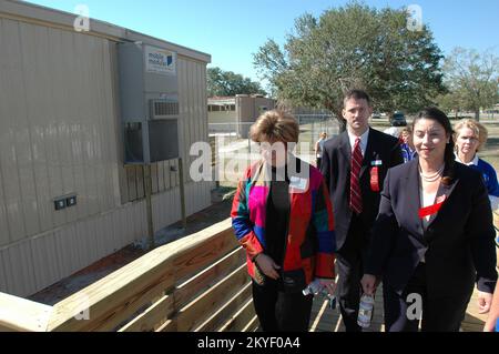 Uragano Katrina, Ocean Springs, Miss., 28 ottobre 2005 -- Stati Uniti Treasurer Anna Cabral (a destra, davanti) Tours la FEMA ha fornito aule portatili presso la scuola elementare Oak Park di Ocean Springs. Molte scuole della costa del Mississippi sono state distrutte o danneggiate dall'uragano Katrina. Foto Stock